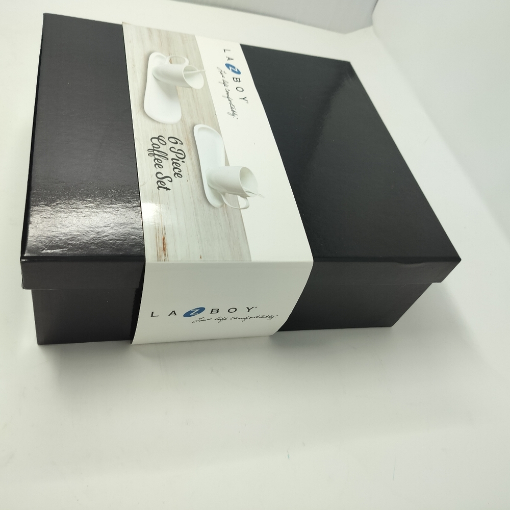 New in Box La Z Boy White Ceramic 6-Piece Coffee Set - 2 Mugs, 2 Spoons, 2 Trays - Picture 2 of 5